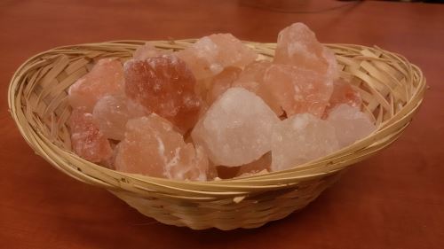 Příslušenství k infrasauně Himálajská sůl v ošatce Solné krystaly 4-6cm, 1kg - v ošatce